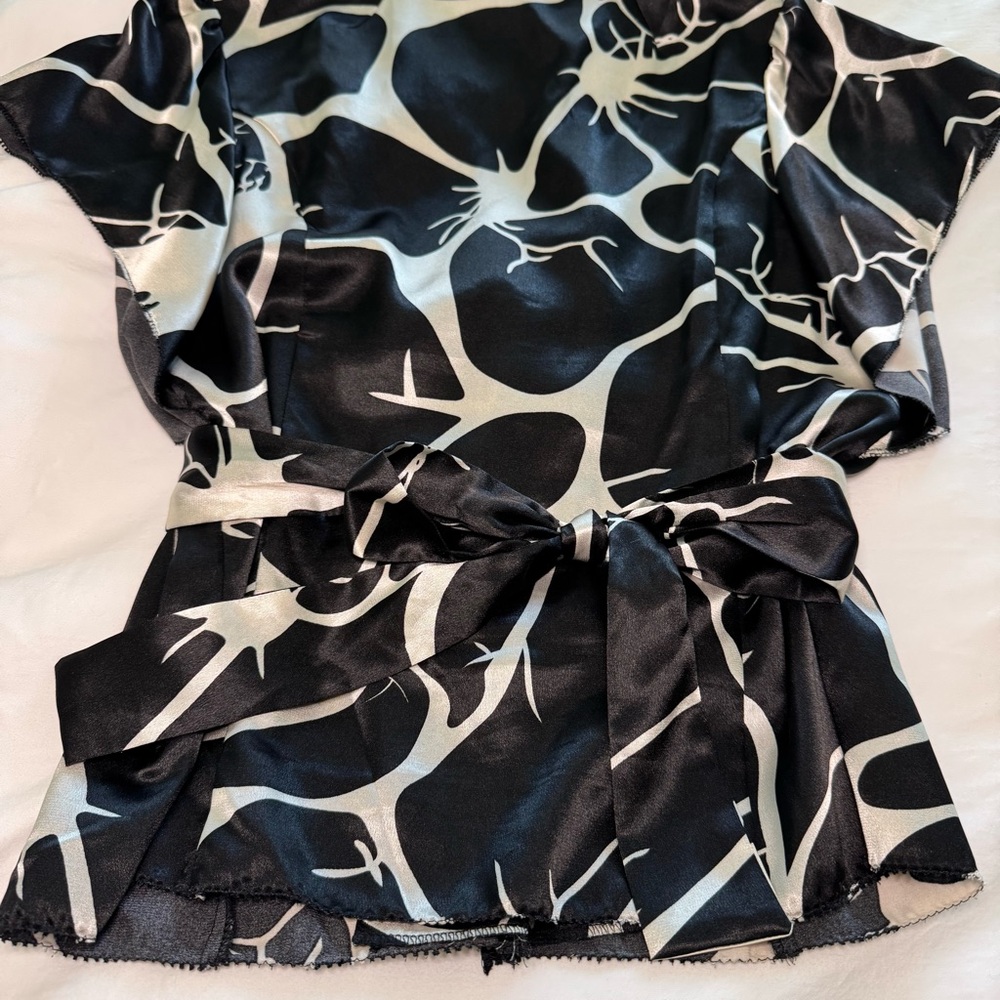 Vertigo Paris Black and White Blouse with Cap Sleeves - Picture 5 of 5